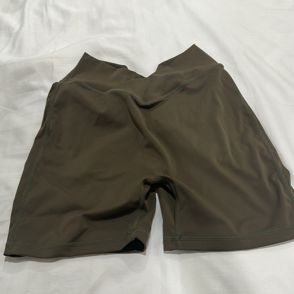 Yeoreo Shorts with Pockets - Olive Green - large- For Running & Yoga - Picture 6 of 9